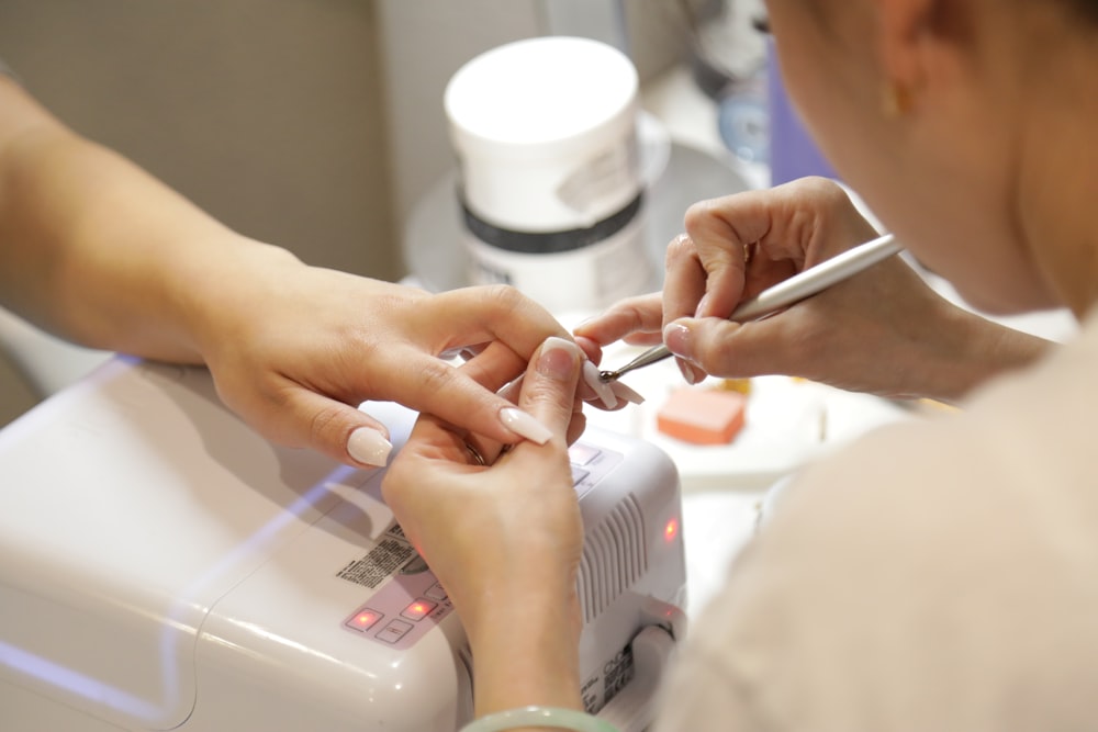 Nail art — ręcznie malowane zdobienia paznokci